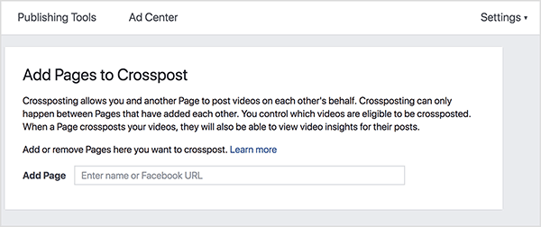 Dit is een screenshot van het instellingenscherm van Facebook Crossposting. In een witte balk bovenaan, helemaal links, staan ​​de opties Publishing Tools en Ad Center. Helemaal rechts is de optie Instellingen gevolgd door een naar beneden wijzende driehoek. Het hoofdscherm heeft een lichtgrijze achtergrond en een wit vak. In de witte doos staan ​​instructies voor het opzetten van kruisposten. De kop zegt 