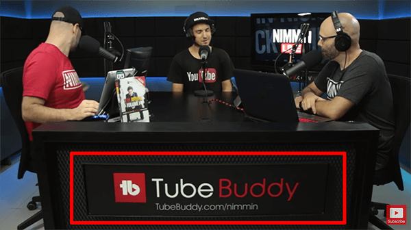 Dit is een screenshot van een livestream van Nimmin Live met Nick Nimmin. Aan de balie in de livestreamingstudio is te zien dat TubeBuddy de show sponsort.