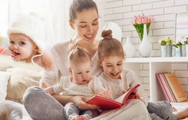 De voordelen van het voorlezen van een boek voor baby's