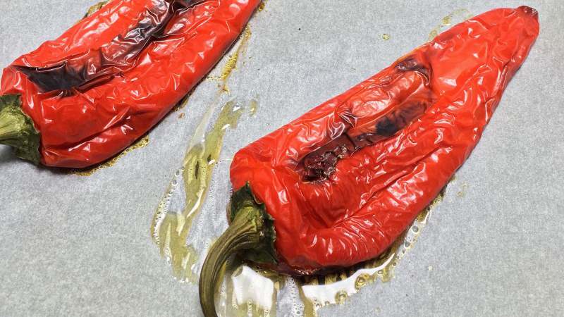 Hoe geroosterde paprika's te schillen