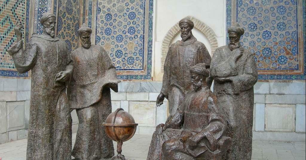 Sculpturen in de tuin van Uluğ Bey Observatory