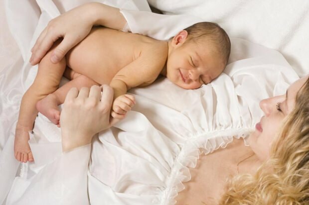 Hoeveel moet een pasgeboren baby per dag borstvoeding geven?