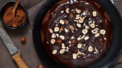 Praktisch recept voor hazelnootcake met chocoladesaus 