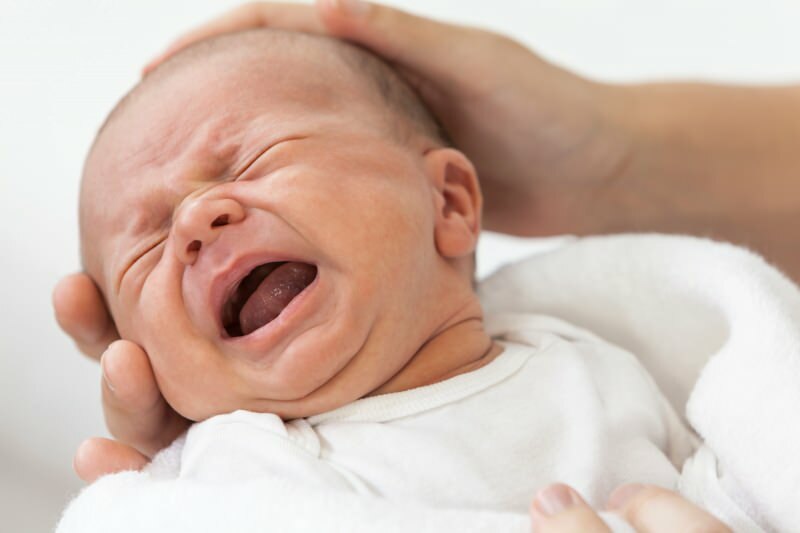 Is het schadelijk om baby's rechtop te schudden?