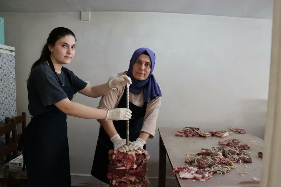 Een primeur van moeder en dochter in Erzurum! Ze runnen een cag-kebabwinkel