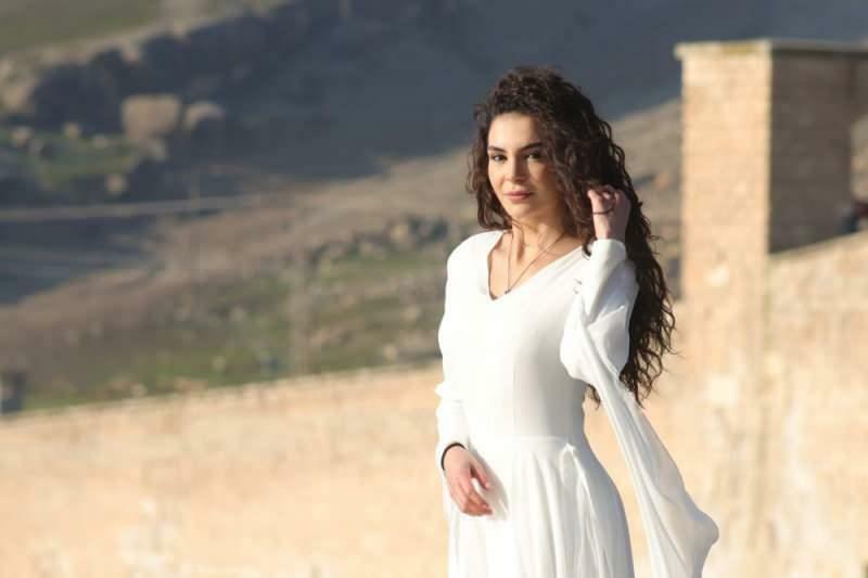 Actrice Ebru Şahin is in opleiding voor haar nieuwe serie Destan!