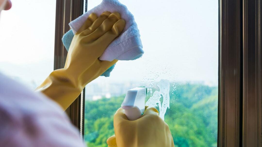 Hoe worden ramen schoongemaakt? Een mengsel dat geen vlekken achterlaat bij het afvegen van het glas! Om te voorkomen dat de ramen regenwater vasthouden