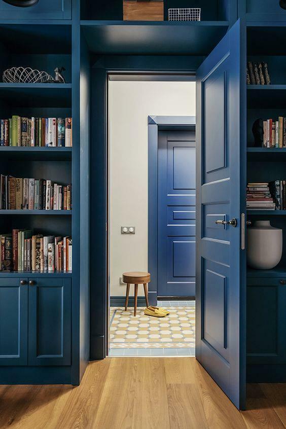 Wat zijn de populaire kleuren voor binnendeuren in woondecoratie?
