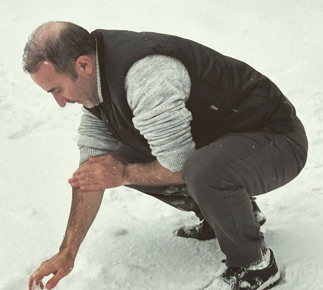 Ömer Karaoğlu maakte wassing met sneeuw
