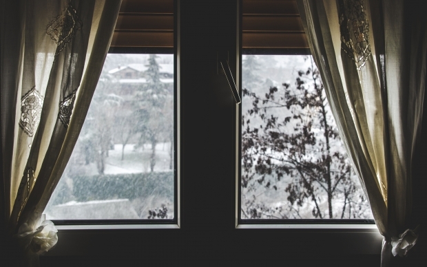 Wat zijn de manieren om het huis in de winter warm te houden? Hoe wordt het interieur van het huis warm gehouden?