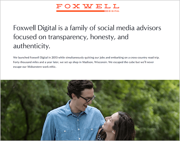 Andrew Foxwell runt Foxwell Digital met zijn vrouw. Op hun webpagina staat het Foxwell Digital-logo bovenaan, gevolgd door de tekst: “Foxwell Digital is een familie van social media-adviseurs die zich op transparantie, eerlijkheid en authenticiteit. " Onder deze tekst staat een foto van Andrew en zijn vrouw die elkaar aankijken voor groene, lommerrijke bomen.
