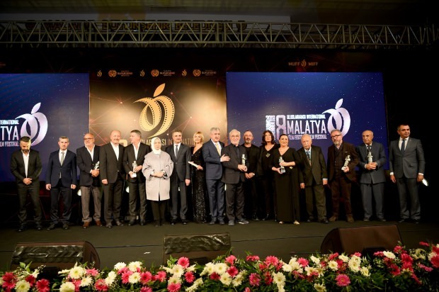 Şener Şen ontving de 'Honor Award' uit de hand van Cem Yılmaz