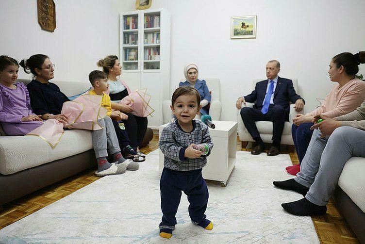 President Recep Tayyip Erdoğan en zijn vrouw Emine Erdoğan bezochten de familie van overlevenden van de aardbeving