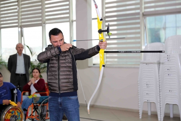 Alişan vuurde een pijl af met de gehandicapten.
