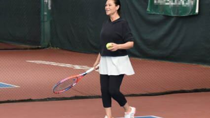 Hülya Avşar speelde tennis bij haar thuis!