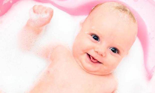 Hoe een pasgeboren bad krijgen?