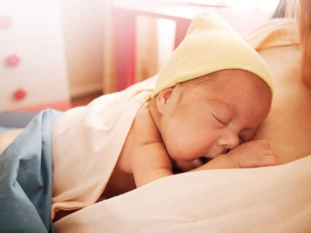 Pasgeboren borstvoedingstijd en frequentie
