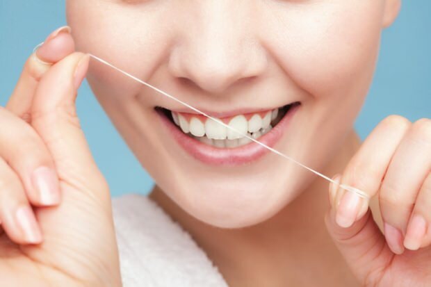 Het wordt aanbevolen om tandzijde te gebruiken om resten tussen tanden te verwijderen.