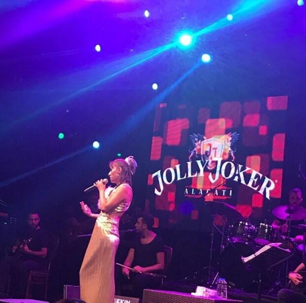 Yıldız Tilbe maakte een account bij het concert!