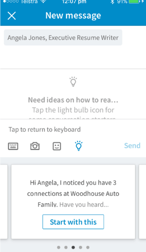 De mobiele LinkedIn-app biedt gespreksstarters op basis van de verbinding die u een bericht wilt sturen.