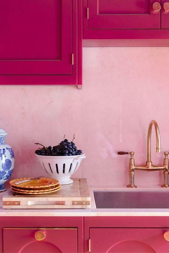 Keukendecoratie met Viva Magenta kleur