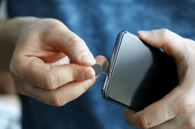 Een simkaart uitwerpen op een Android-smartphone