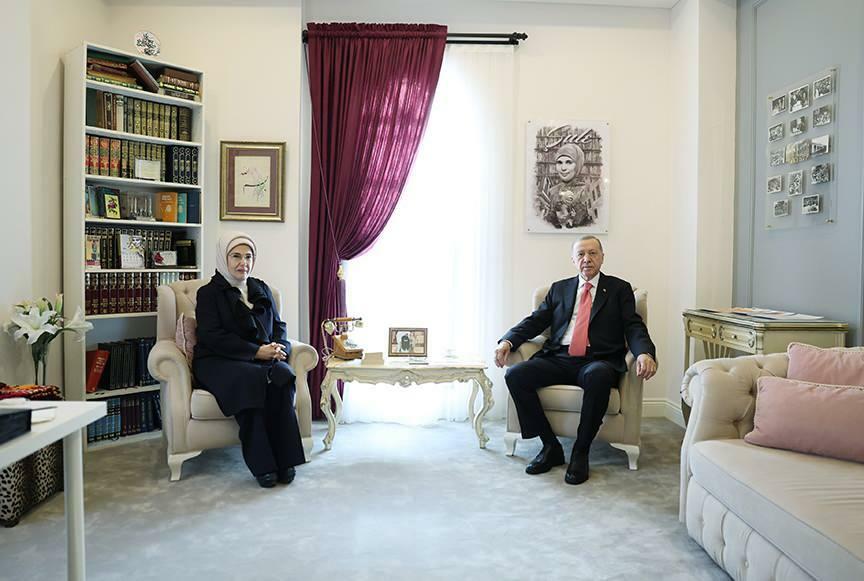 President Erdoğan en Emine Erdoğan toerden door de Şule Yüksel Şenler Foundation