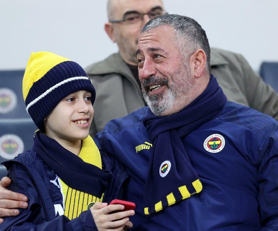 Cem Yılmaz keek met zijn zoon naar de wedstrijd Fenerbahçe-Galatasaray