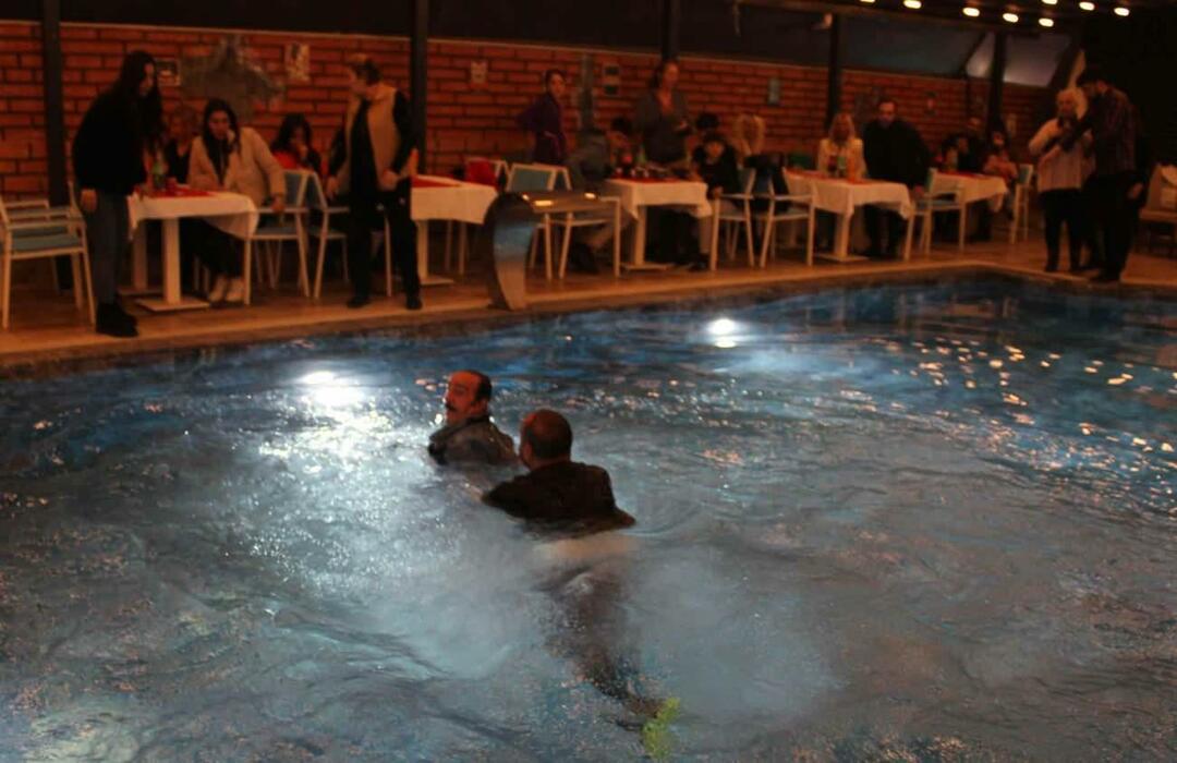 Er is niets meer over voor de slachtoffers van de aardbeving tijdens de moraalavond! Mustafa Keser viel in het zwembad
