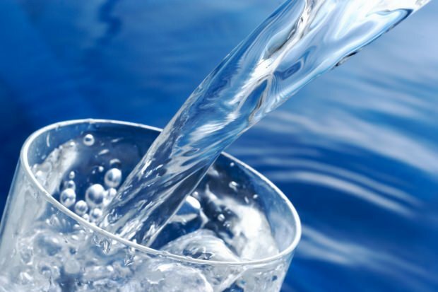 Maakt drinkwater gewichtstoename? Hoeveel liter water moet er per dag worden gedronken om af te vallen? Als je 's nachts water drinkt ...