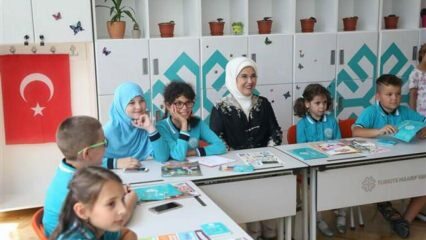 First Lady Erdoğan bezocht de Maarif-scholen