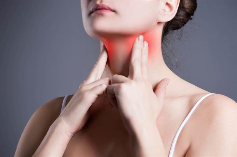 Wat is tonsillitis en wat zijn de symptomen? Als een kant van de keel pijn doet ...