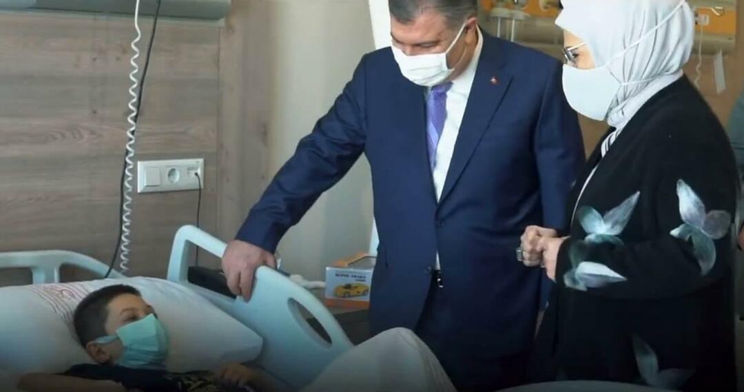 Emine Erdoğan bezocht kinderen met kanker met Fahrettin Koca