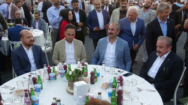 Bilal Erdoğan, minister van Justitie Abdülhamit Gül en parlementsvoorzitter Mustafa Şentop