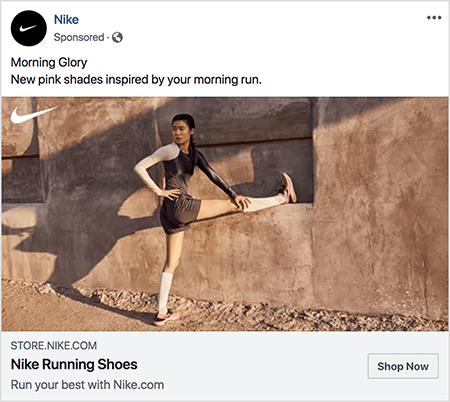 Dit is een Facebook-advertentie voor Nike hardloopschoenen. In de advertentietekst staat 'Morning Glory' en op de volgende regel 'Nieuwe roze tinten geïnspireerd op uw ochtendrun'. In de advertentiefoto, een Aziatische vrouw strekt zich uit met een been recht naar voren gestrekt en haar voet op een richel en haar andere voet op de grond. Haar bovenste helft draait opzij. Ze draagt ​​roze Nike-hardloopschoenen, witte kniekousen en een donkergrijze hardloopshort en een tanktop. Haar haar is opgetrokken. Ze staat op een onverharde weg voor een stucwerk of aarden gebouw. Talia Wolf zegt dat Nike een geweldig voorbeeld is van een merk dat emotie gebruikt in advertenties.