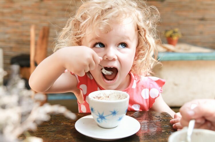 Kunnen kinderen koffie drinken? Is het schadelijk?