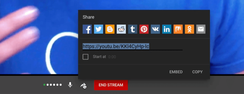 youtube live stream-opties, waaronder een audiometer, een mute-knop en een deellink met verschillende platformpictogrammen en een deelbare korte link voor de live video
