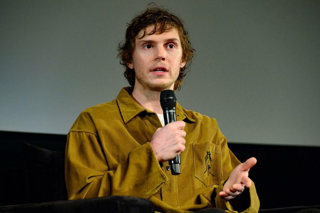 Evan Peters als Jefrrey Dahmeri 