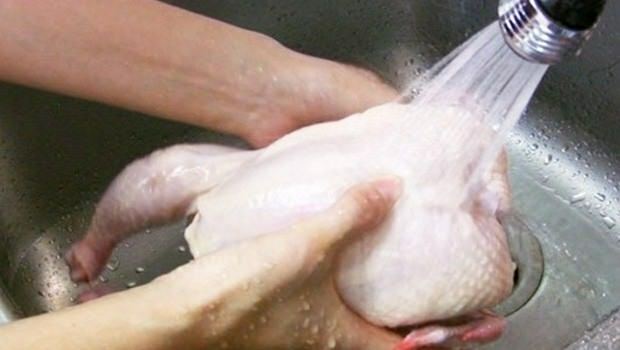 Hoe moet de kip worden schoongemaakt?