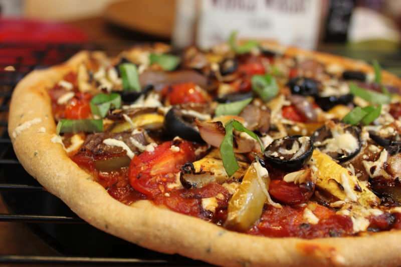 Het gemakkelijkste recept voor vegetarische pizza! Hoe maak je thuis vegetarische pizza?
