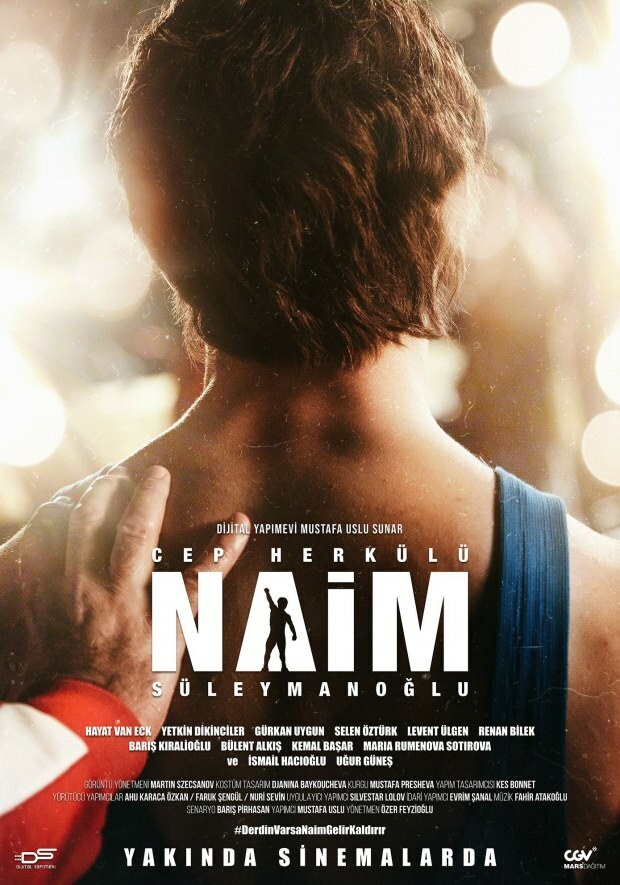 Mensen hebben de poster van de film Naim neergezet