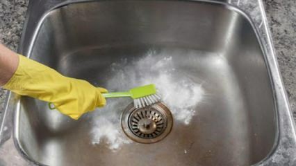 Hoe maak je een roestvrijstalen spoelbak schoon? 