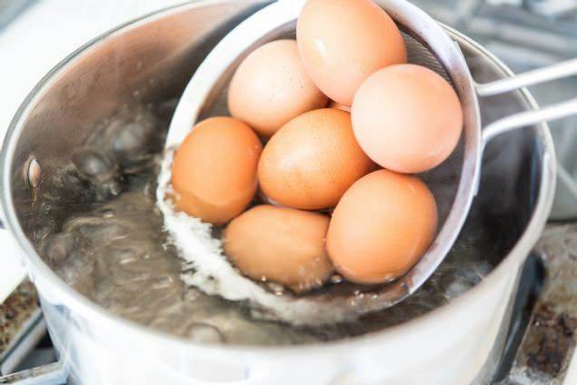 Hoe gekookte eieren te verbergen