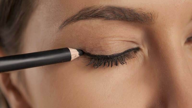 Hoe teken je de gemakkelijkste eyeliner? Wat zijn de methoden om eyeliner te tekenen?