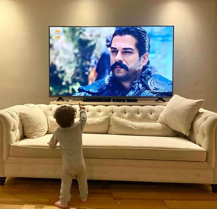 Burak Özçivit deelde voor het eerst zijn zoon! Toen Karan Özçivit zijn vader op tv zag ...