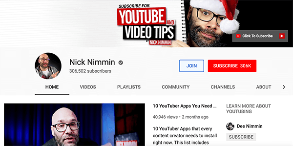Dit is een screenshot van het YouTube-kanaal van Nick Nimmin. Bovenaan toont de omslagfoto Nick met een kerstmuts. Hij gluurt achter een afbeelding van een spiraalvormig notitieboekje vandaan. Tekst op de notebookpagina zegt "Abonneren op YouTube en videotips". Zijn kanaal als 306.502 abonnees.