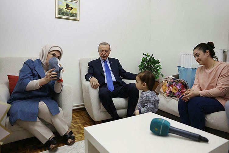 President Recep Tayyip Erdoğan en zijn vrouw Emine Erdoğan bezochten de familie van overlevenden van de aardbeving