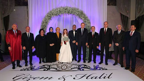 President Erdogan was op dezelfde dag getuige van twee bruiloften