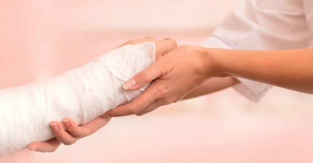 Zijn er symptomen van cyste (ganglion) bij de hand? Wat is de behandelmethode van handcyste?