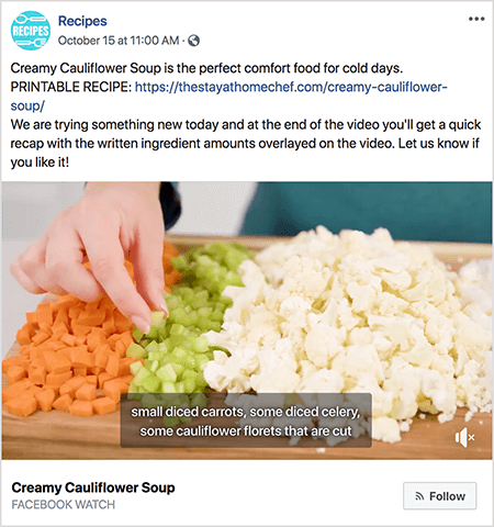 Dit is een screenshot van een video met bijschriften. De video is van Rachel Farnsworths Facebook Watch-show genaamd Recepten. De tekst in de videopost luidt: “Romige bloemkoolsoep is het perfecte comfortvoedsel voor koude dagen. AFDRUKBAAR RECEPT: https://thestayathomechef.com/creamy-cauliflower-soup/. We proberen vandaag iets nieuws en aan het einde van de video krijg je een korte samenvatting met de geschreven hoeveelheden ingrediënten als overlay op de video. Laat het ons weten als je het leuk vindt! De video toont nog steeds een blanke vrouw die met de hand een stuk in blokjes gesneden bleekselderij van een snijplank oppakt. Op het snijvlak staan ​​rijen in blokjes gesneden groenten. Van links naar rechts zijn die groenten wortel, selderij en bloemkool. Het bijschrift van de video heeft een grijze achtergrond en witte tekst. Er staat "kleine in blokjes gesneden wortelen, wat in blokjes gesneden bleekselderij, wat bloemkoolroosjes die worden gesneden". Linksonder staat de videotitel, Creamy Cauliflower Soup, in vetgedrukte zwarte tekst. Onder de titel is "Facebook Watch" in grijze tekst. Rechtsonder staat een lichtgrijze knop met een RSS-icoon en de tekst Volgen.